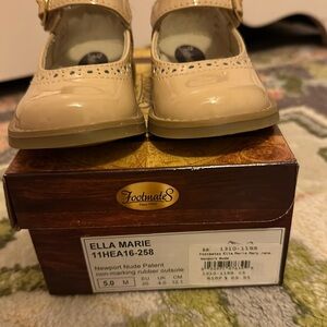 Footmates Ella Marie Mary Janes in Newport nude patent - size 5